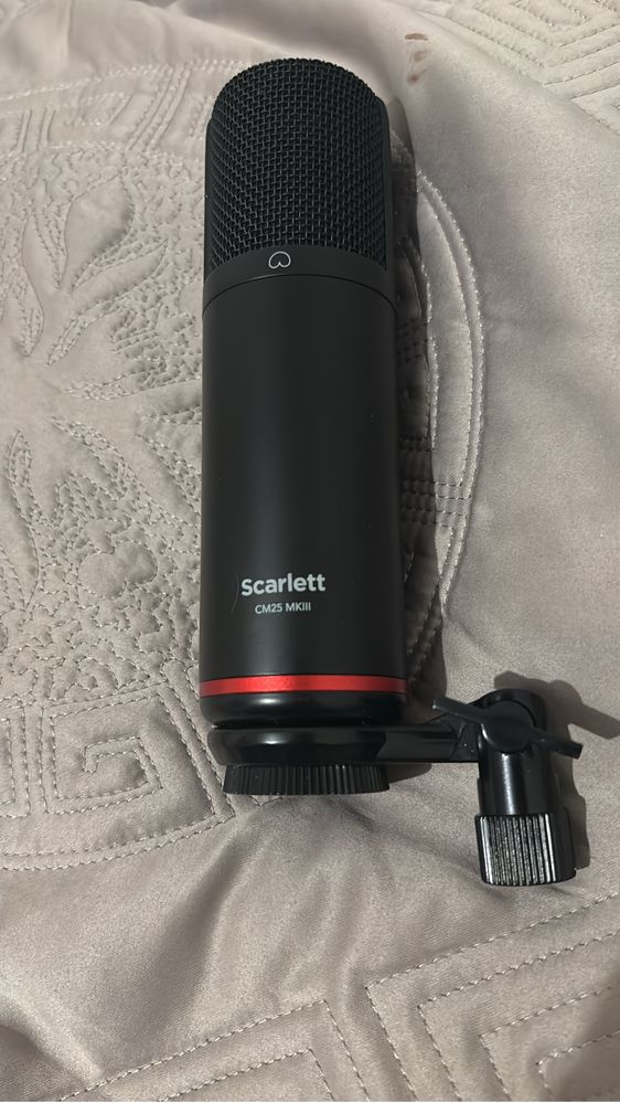 наушнки и микрофон focusrite 4 th gen