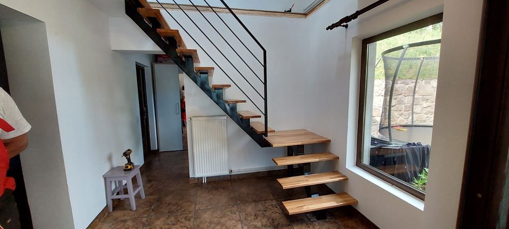 Scara metalica cu trepte din lemn