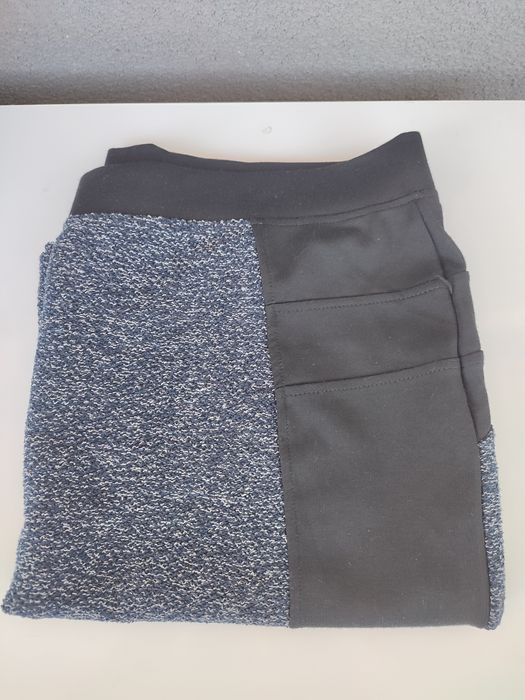 Fusta scurta , culoare negru cu navi, marime L