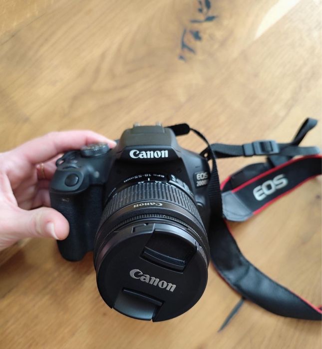Vând aparat foto DSLR Canon EOS 2000D