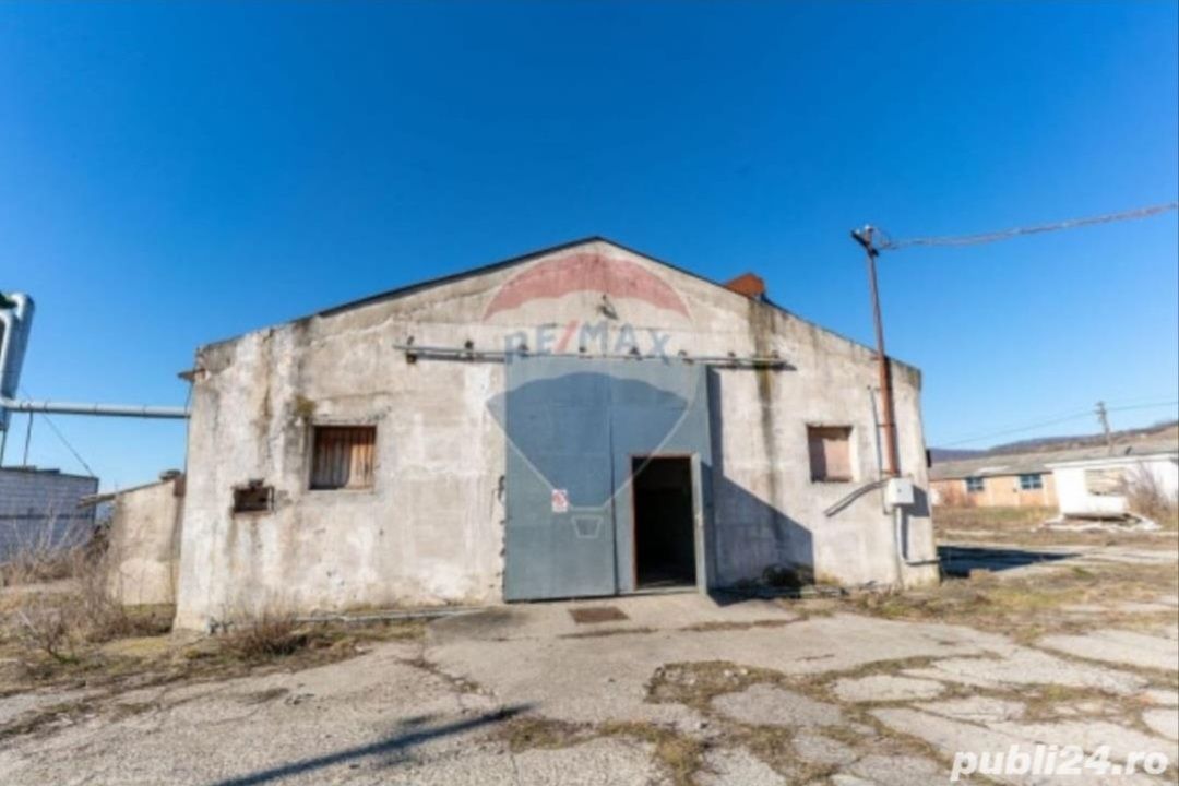 De  vânzare  Spatiu industrial - hale, birouri si apart.de locuit in B