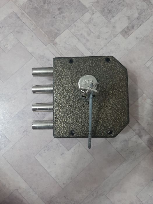 Продам врезной замок отличном состояние