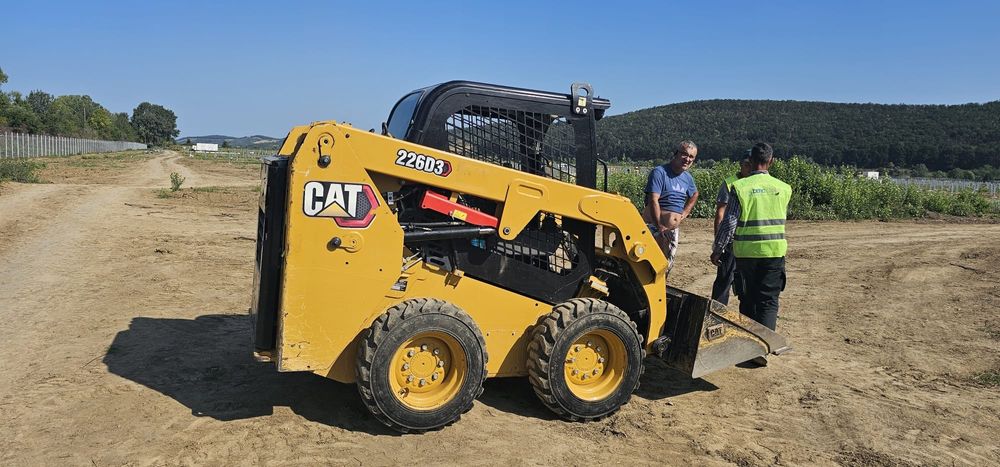 Închiriez incarcator telescopic manitou și miniexcavator