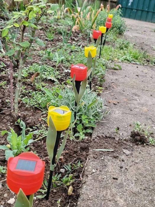 Lampa solara in forma de lalea