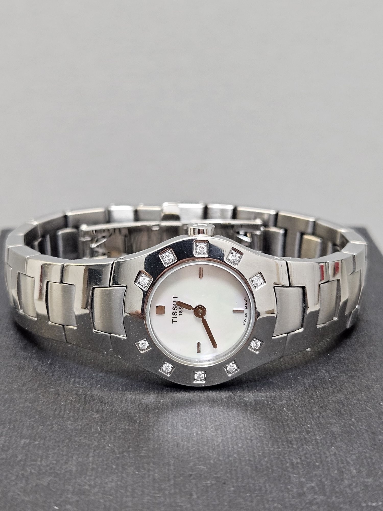 Tissot дамски часовник с диаманти