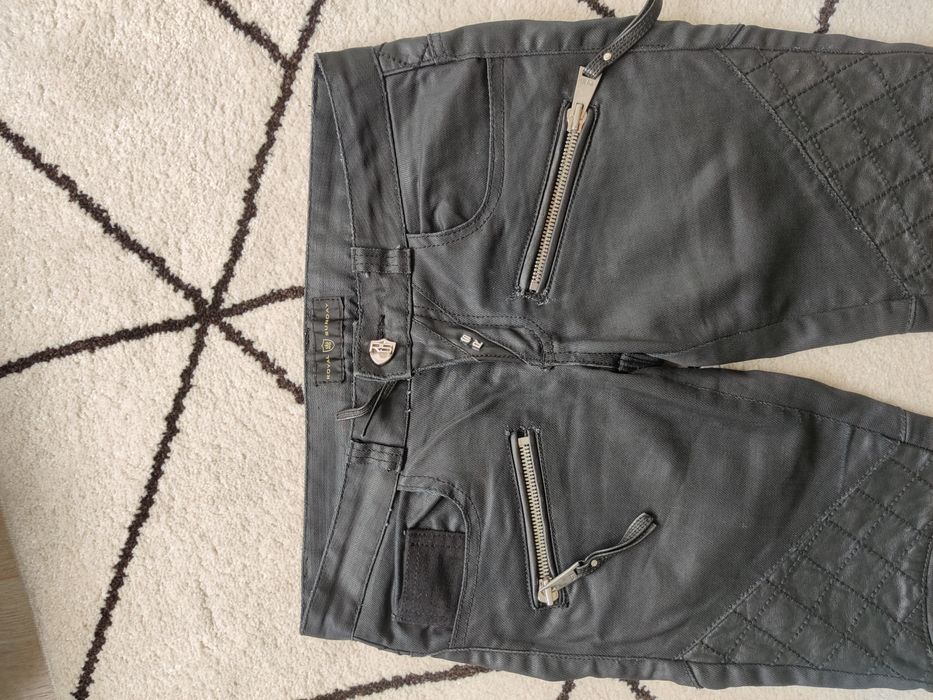 Blugi cu inserții de piele tip biker