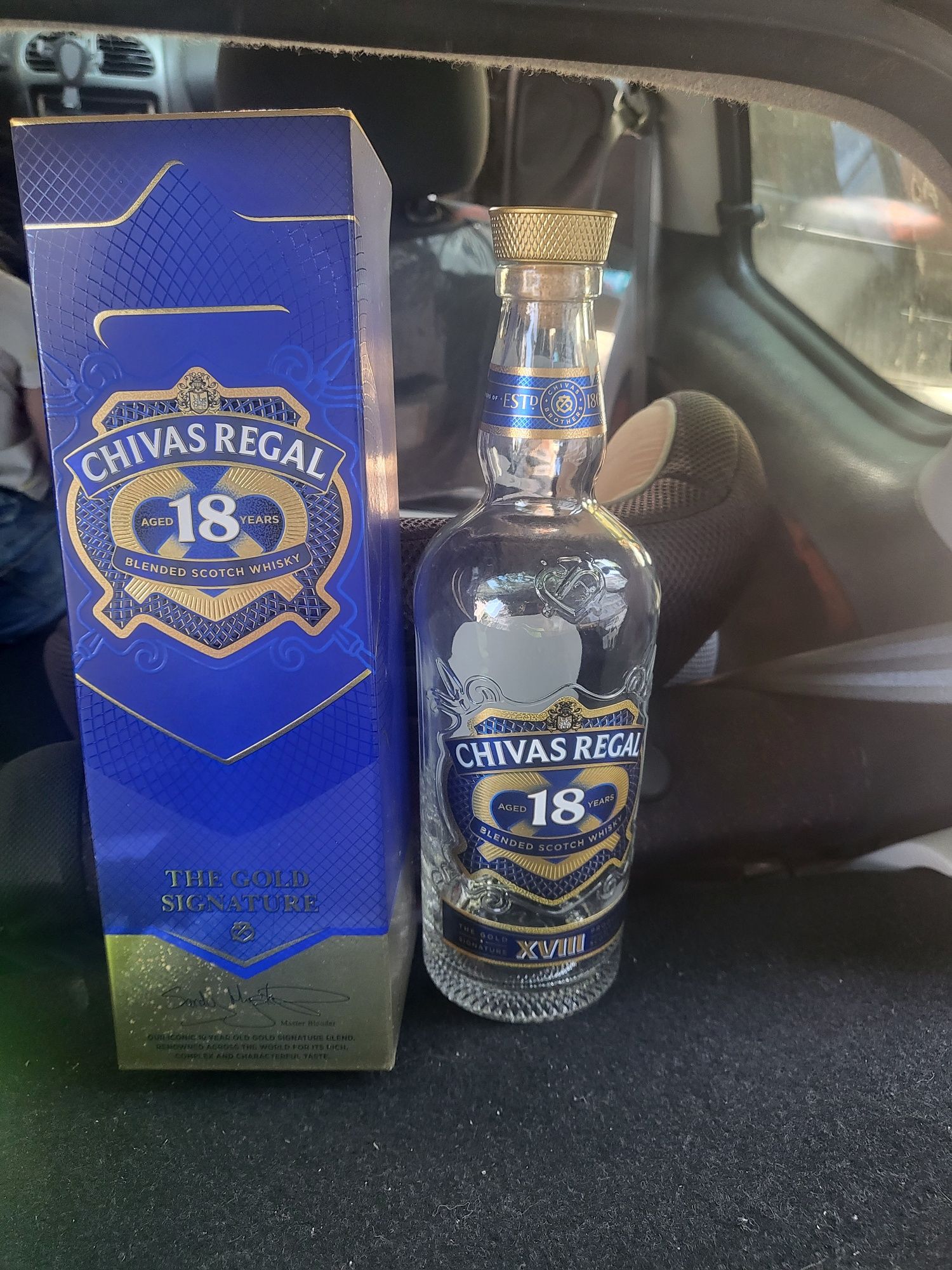 Празни бутилки от уиски  Chivas regal 12 years, Johnnie Walker 12 г. и