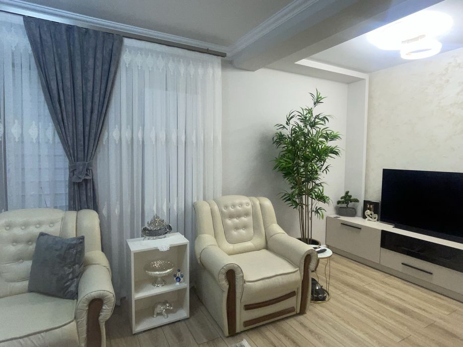 Vând Set canapele din piele de culoare alb/ crem extensibila