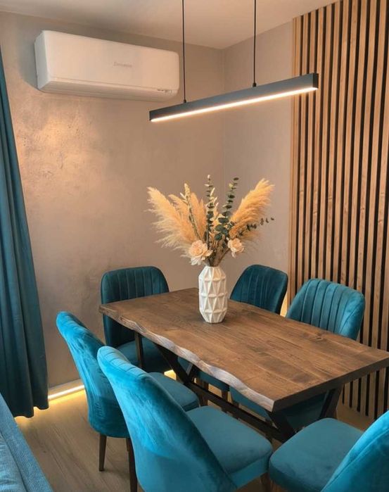 Трапезна маса с жив ръб