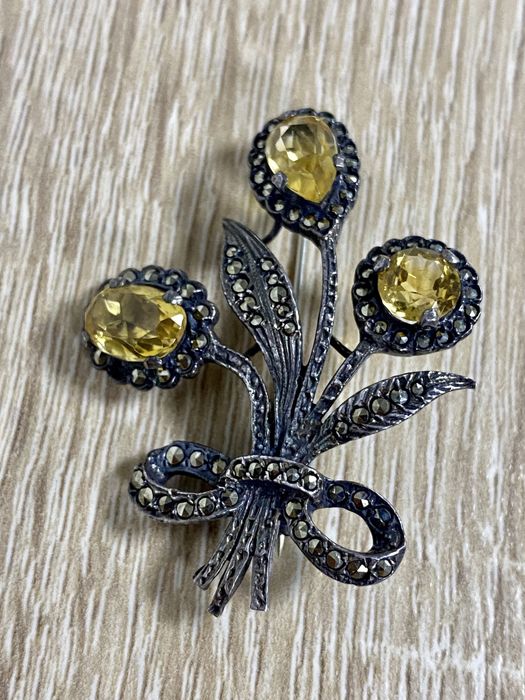 Brosa din argint cu citein si marcasite