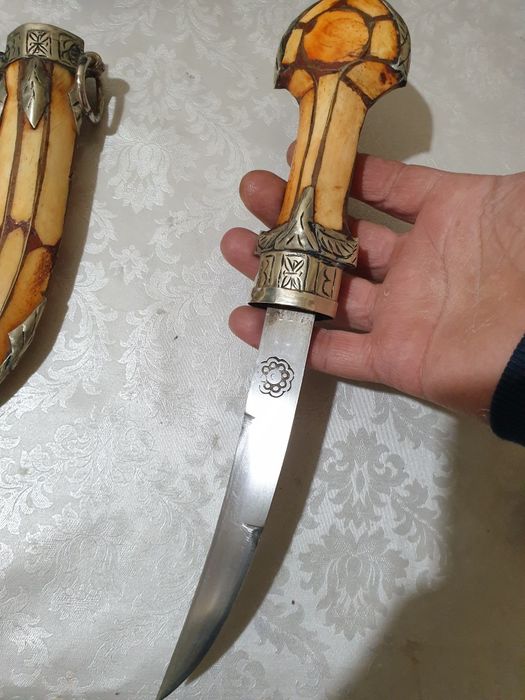 Pumnal ,hanger vintage