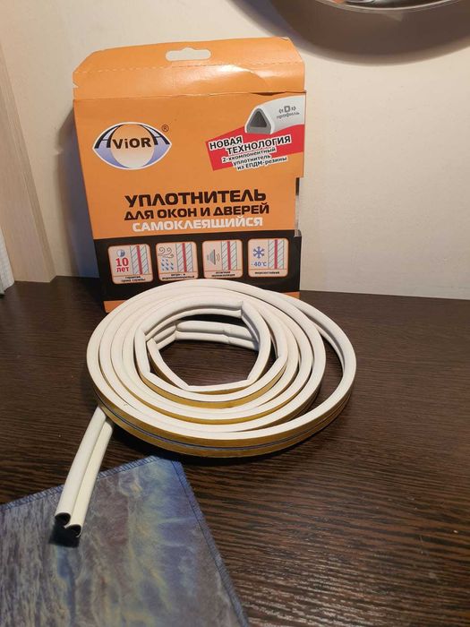 Уплотнитель для окон самоклеящийся Р профиль 6 метров