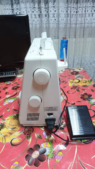 Masina de cusut SILVER CRESTcu butoniera automata si multiple operatii