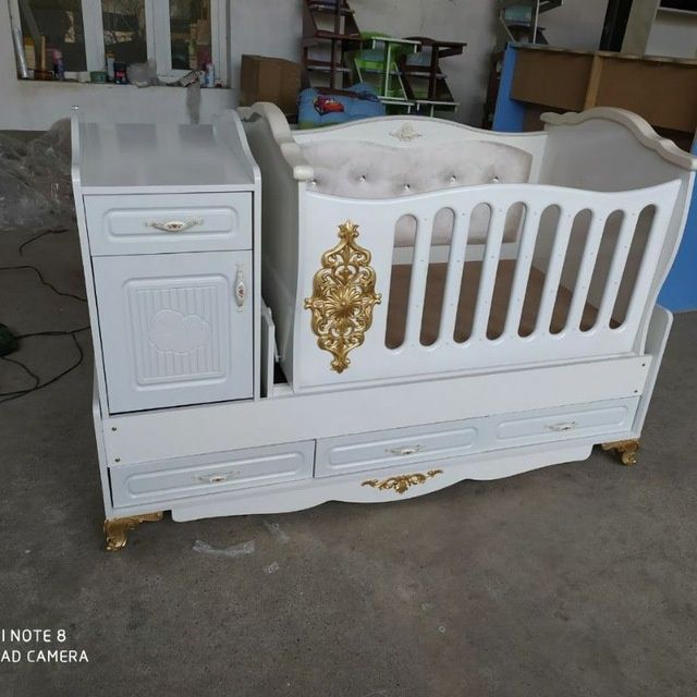 Bolalarga devan manej yonida kamodi bilan rangi qaymoqrang