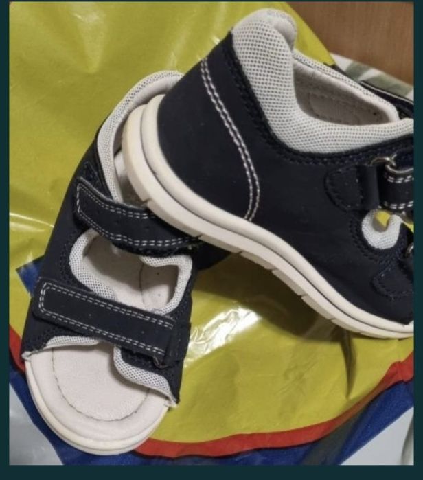 Sandale baietel alb cu albastru si rosu cu negru