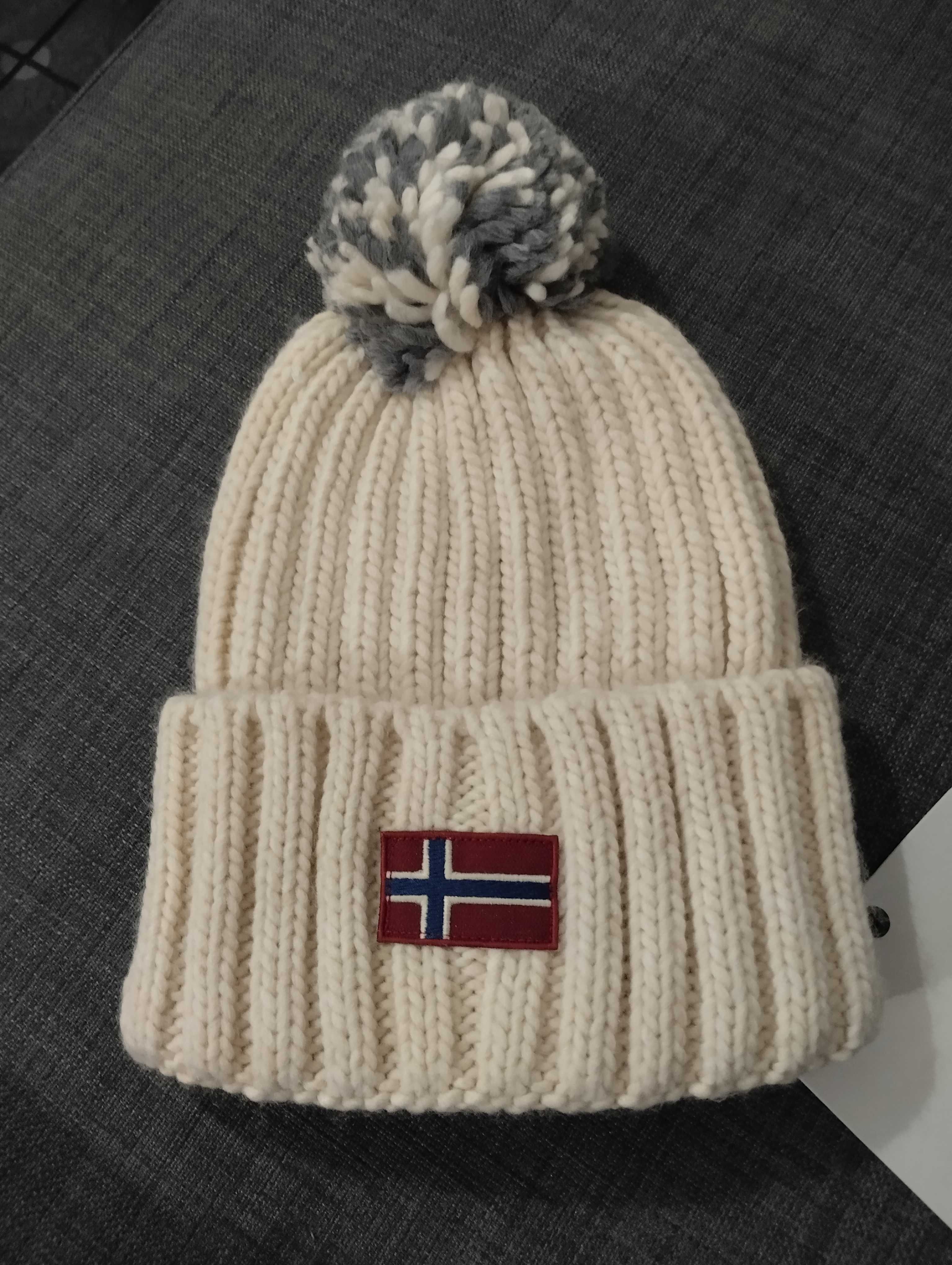 Napapijri зимна дамска шапка. Оригинална нова с етикет. Цена 57