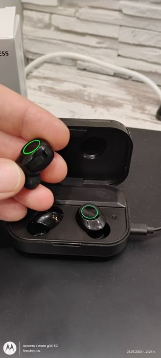 Блутут слушалки с кутия