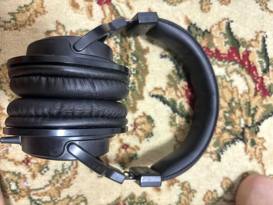 Аудиоинтерфейс, наушники, микрофон и стойка для микрофона