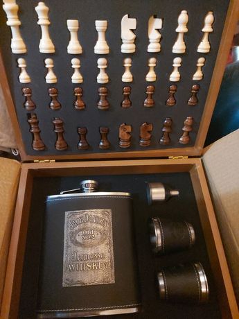 Подарочный набор шахмат + фляга с рюмками.Набор в кейсе отличн подарок