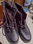 Vand bocanci de culoare neagra