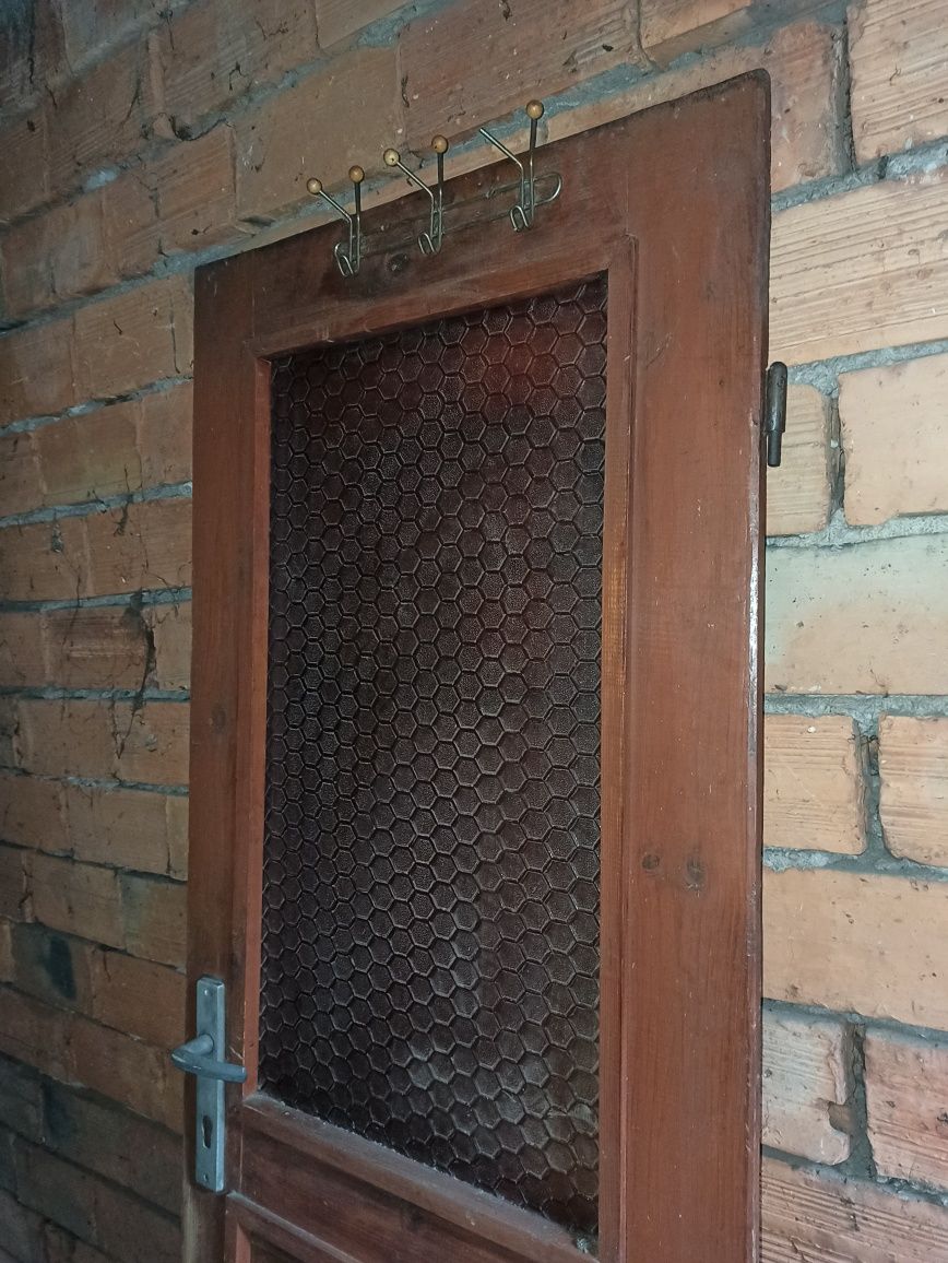 Дървена врата със стъклено прозорче