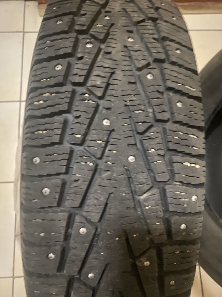 Продам зимние шины размером 225 /70 R 16