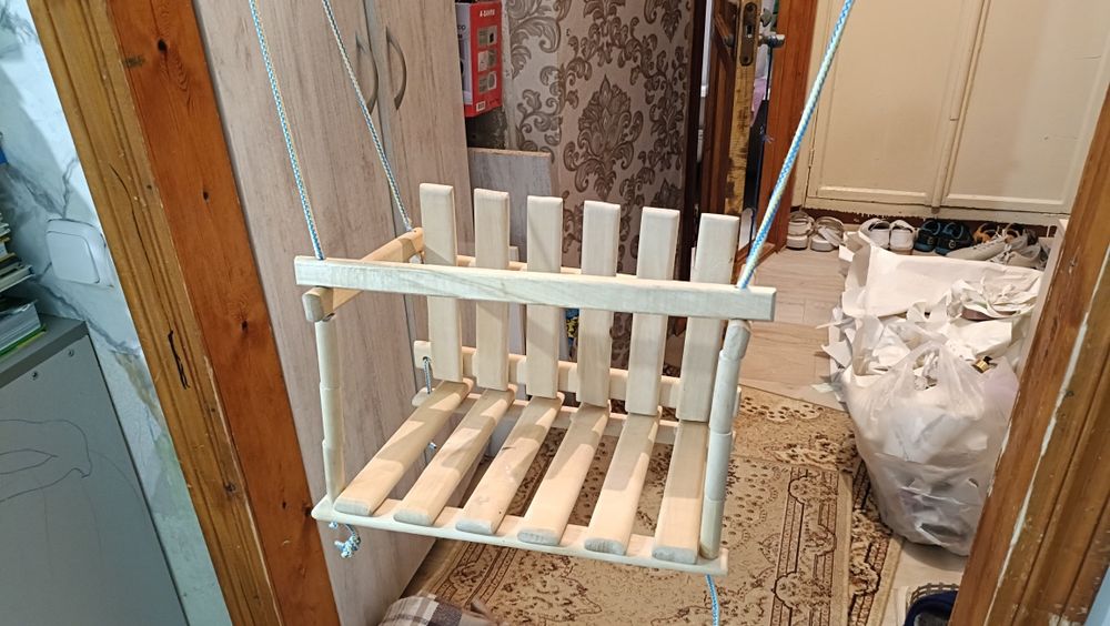 Продам качелю детскую