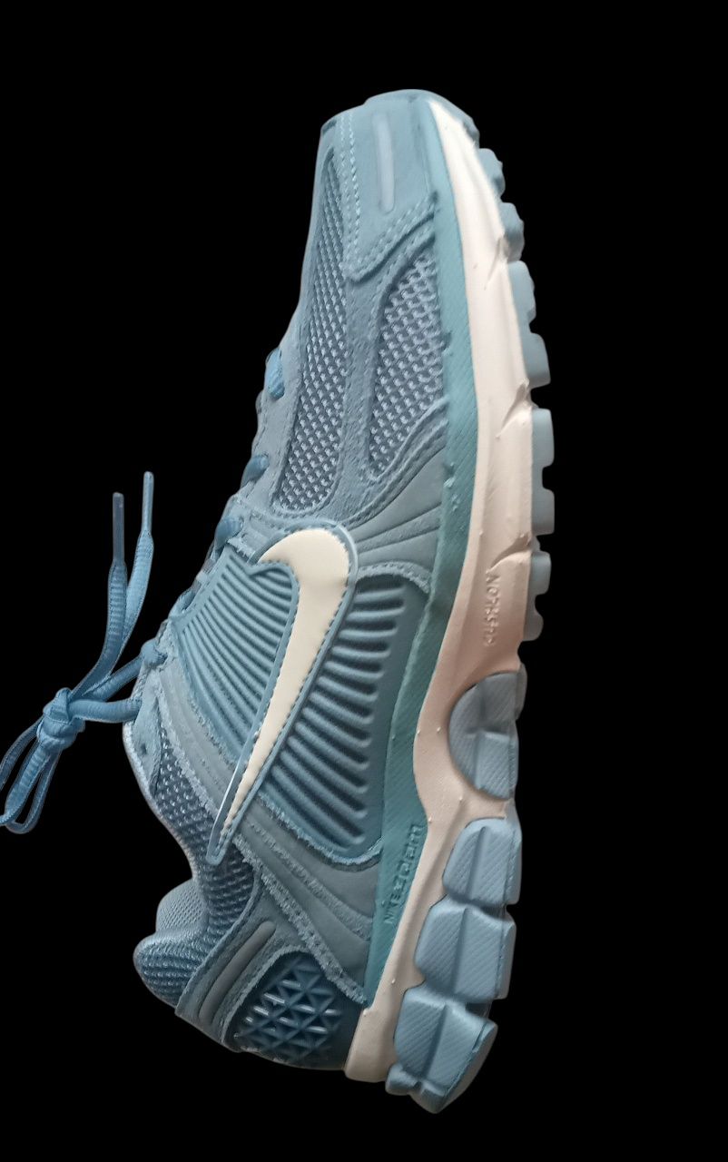 Оригинални обувки Nike Vomero 5