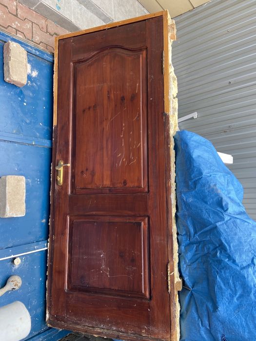 Продам деревянную дверь