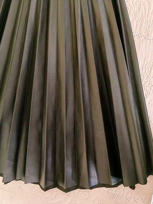 Дамска кожена пола на Miss Perry + подарък към нея риза