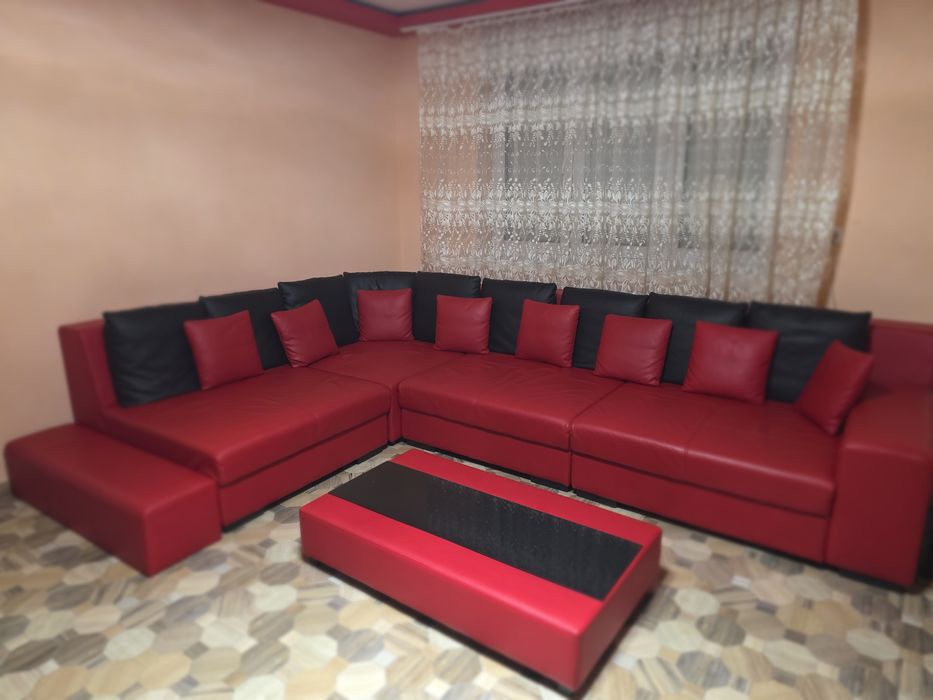 Colțar din piele roșu-negru + măsuță inclusă, ca nou