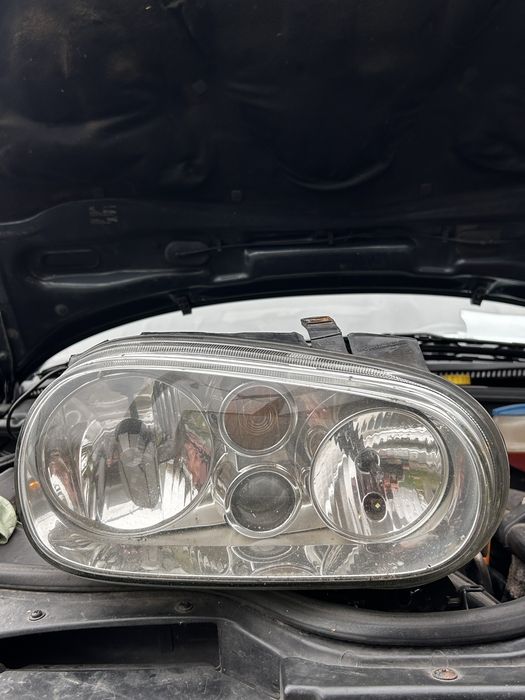 Два броя фарове за голф