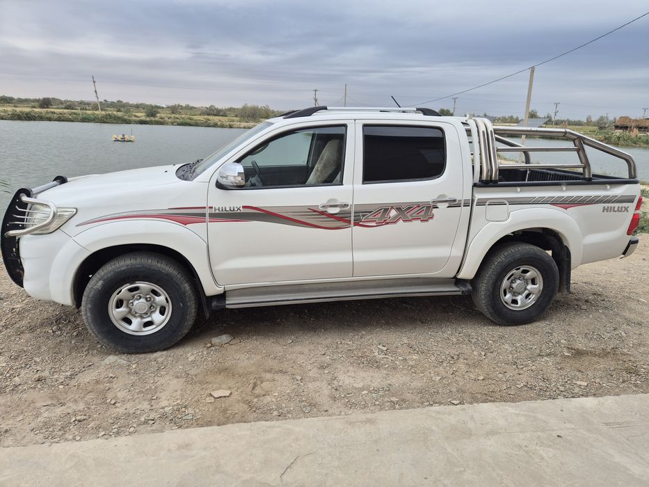 Toyoto hilux 2013 yil 162000 yurgan