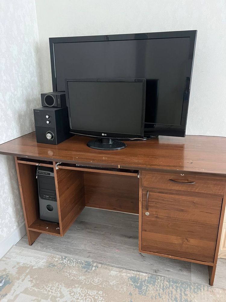 Продаю деревянный компьютерный стол