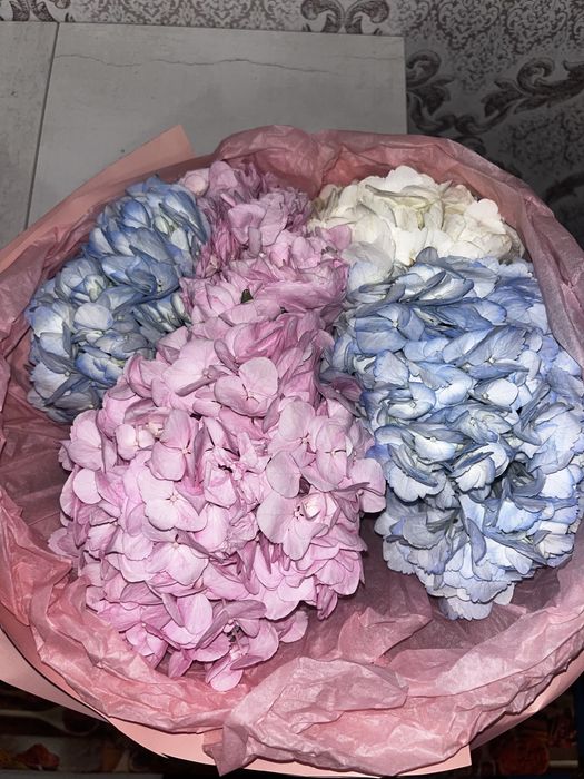 свежие цветы 1 букет по 5000 тенге , пишите на ватсап