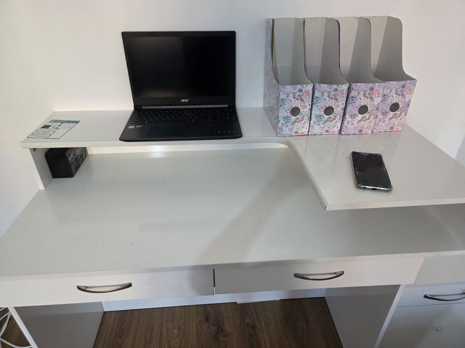 Продам стол ремепшн   и тумбочку