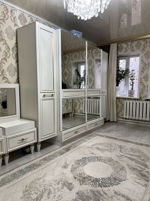Продам шкаф от спального гарнитура, зеркальный очень красивый