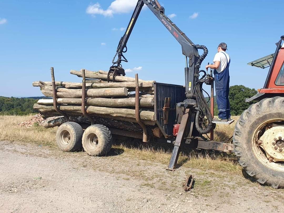 Remorca forestieră cu macara după tractor