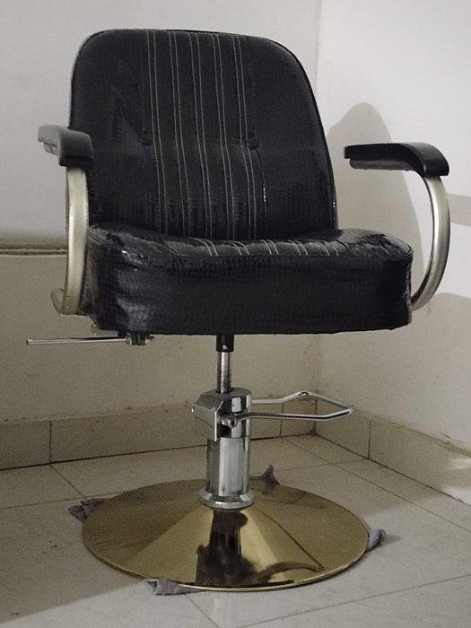 Sartarosh stoli va tumbuchkasi