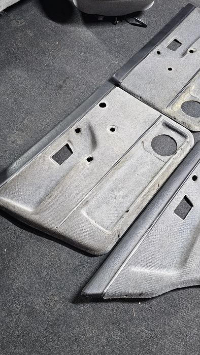 Interior original Volkswagen Golf 2 Carat (4usi)

Stare foarte buna
Sc