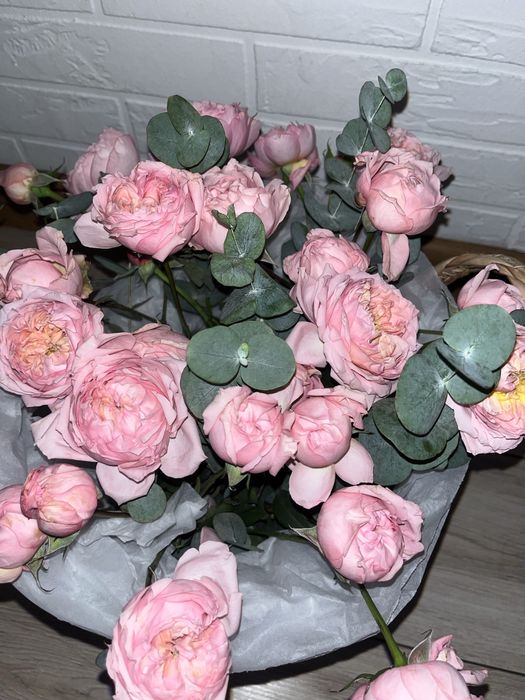 кустовые пионы в корзине