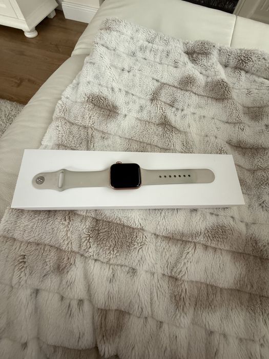 Apple watch SE Gold Aluminium Case-40 MM