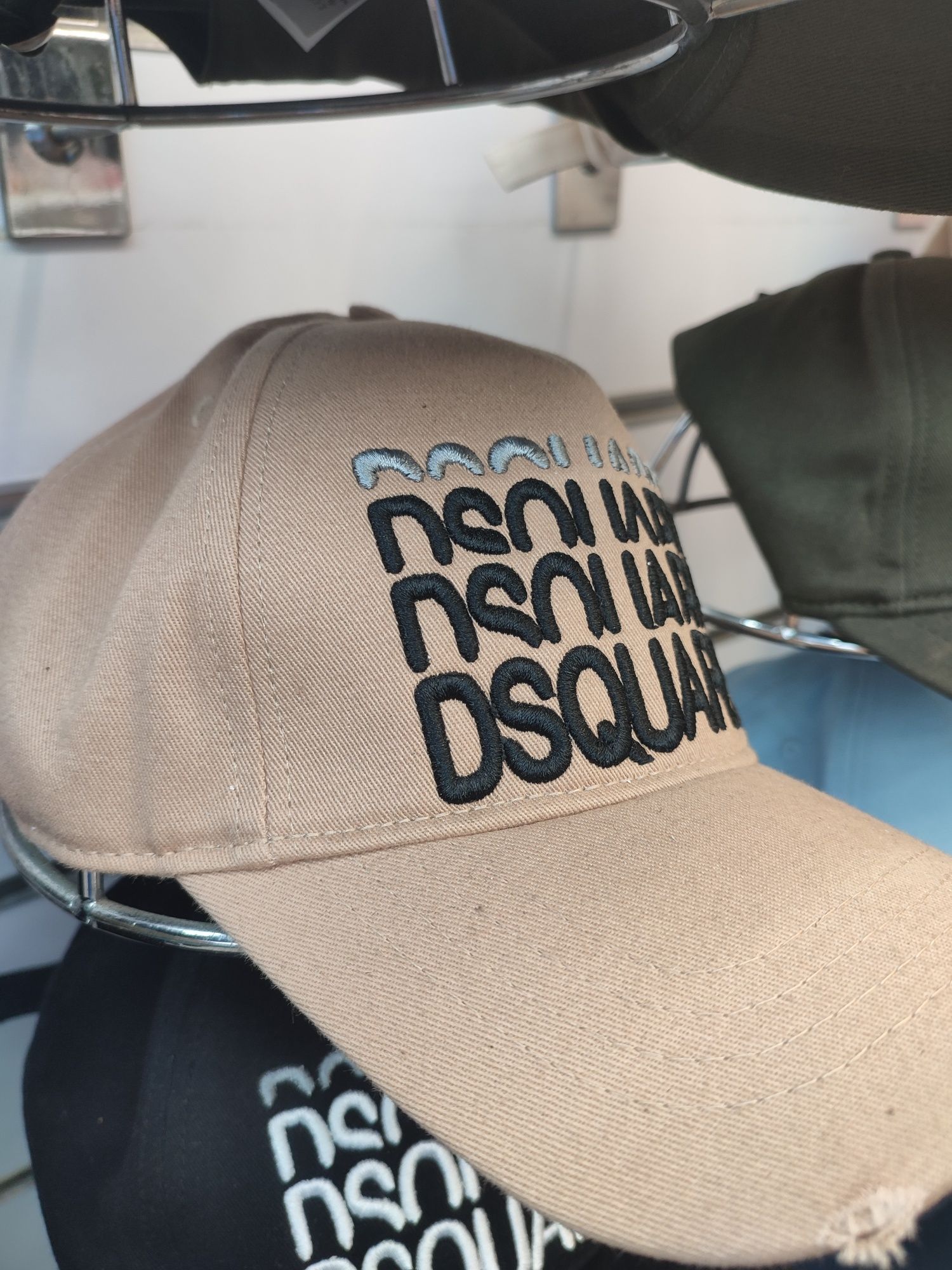 Продавам спортни шапки DSQUARED2, Prada и Gucci