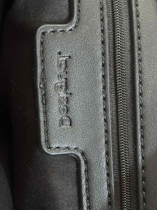 Дамска чанта черно и бяло Desigual