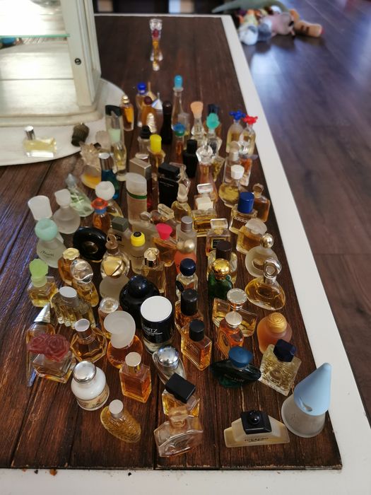 Колекция от 140 мини парфюми