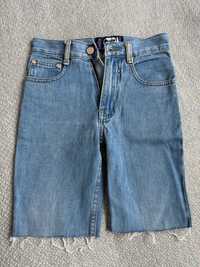Джинсовые шорты на 6-8 лет, длина от пояса до низа 40,5 см