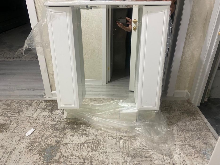 Зеркальный шкаф с подвеской