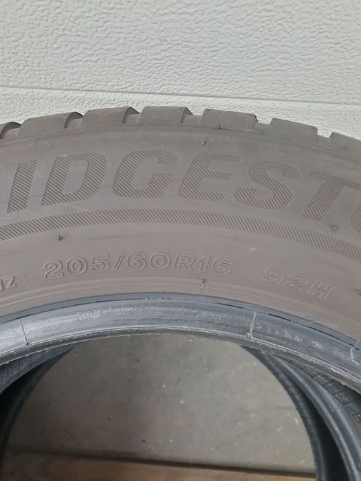 Зимни гуми 2 броя BRIDGESTONE Blizak LM001 205 60 R16 дот 3319