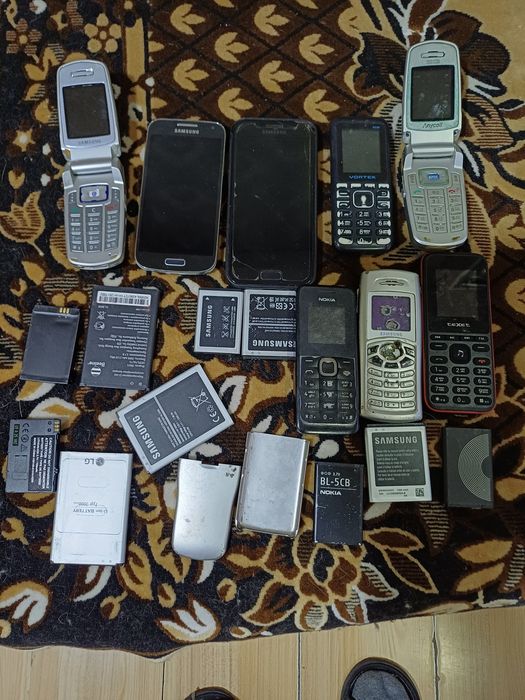 Продам кнопочные.сотовые телефоны и планшеты на запчасти.