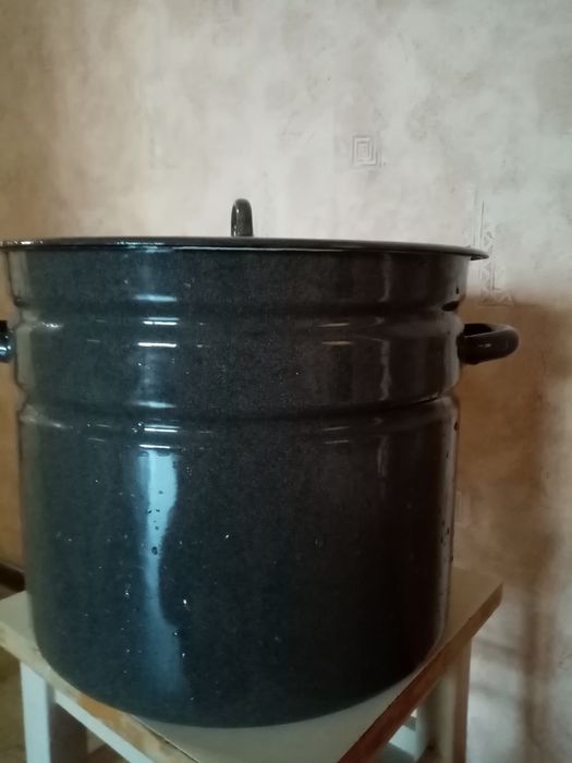 Продам кастрюлю эмалирован. 20л. Новая